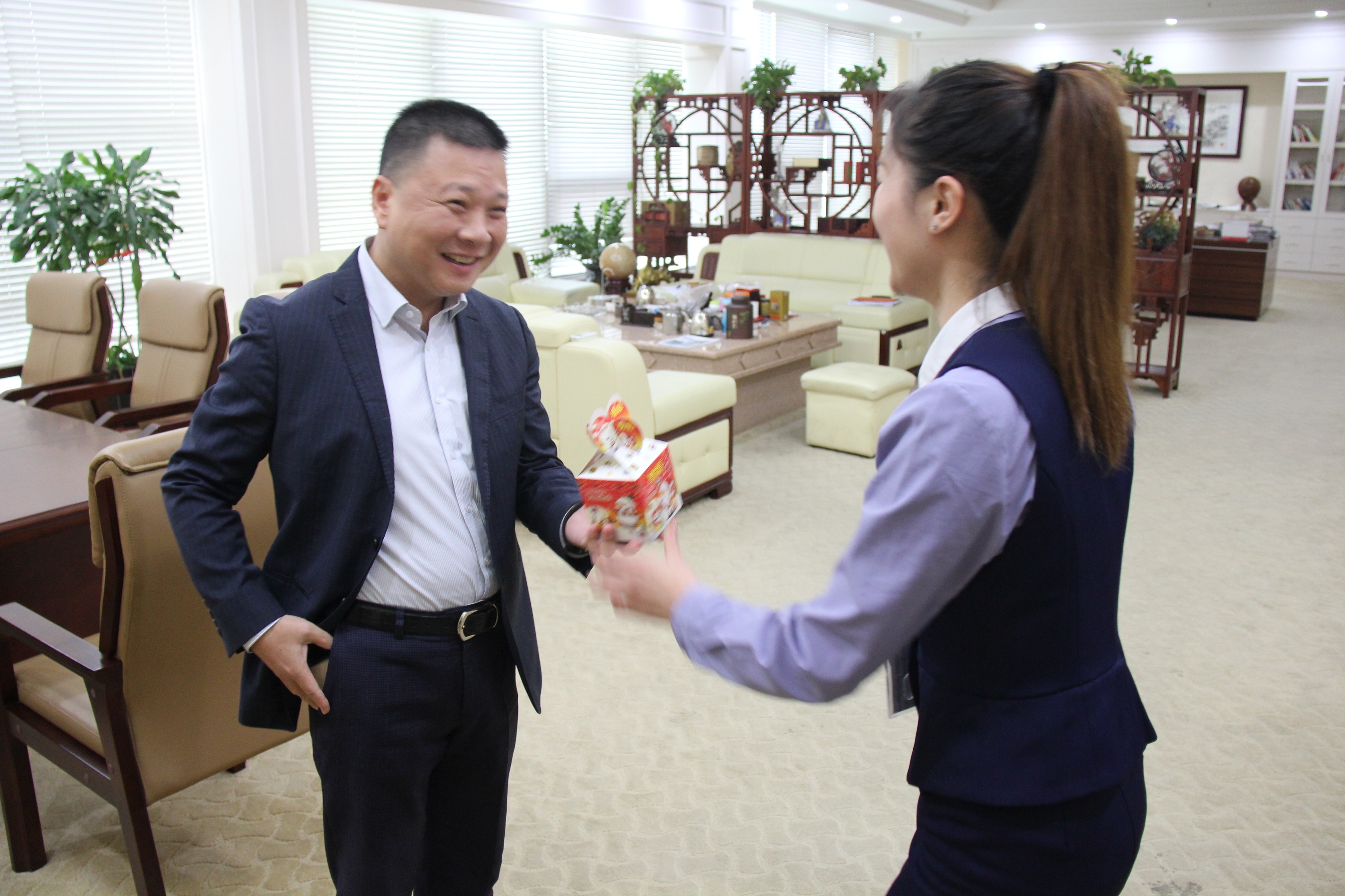 圣悅詩(shī)國(guó)際輕奢美妝為公司員工送平安祝福！